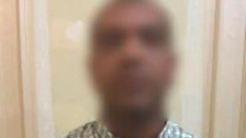 القبض على شخص قام بخلع بلاط إنترلوك في أحد شوارع المنوفية