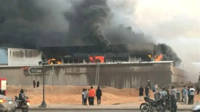 إخماد حريق في مصنع أوانٍ منزلية بمدينة بدر دون إصابات