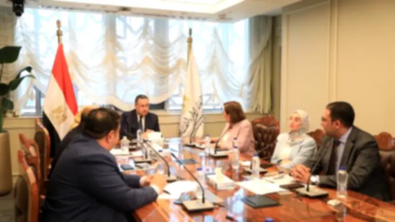 وزير التعليم العالي يتابع تصنيف الجامعات المصرية دولياً مع اللجنة الفنية