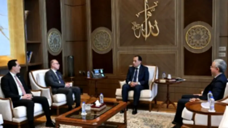 رئيس الوزراء يصدر قرارين بتعيين محمد عوض رئيساً تنفيذياً لهيئة الاستثمار وإيمان منصور نائباً