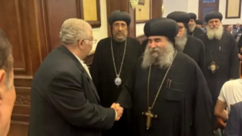 وفد كنسي يقدم العزاء لمدبولي في وفاة والده بحضور قيادات الكنيسة