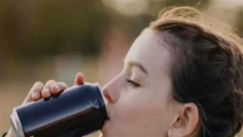 جراح أمريكي يحذر: المشروبات الغازية "موت سائل" وتهدد صحة القلب