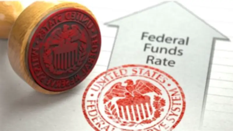 الفيدرالي يثبت الفائدة والذهب في اختبار صعب بين قوة الدولار والمخاطر