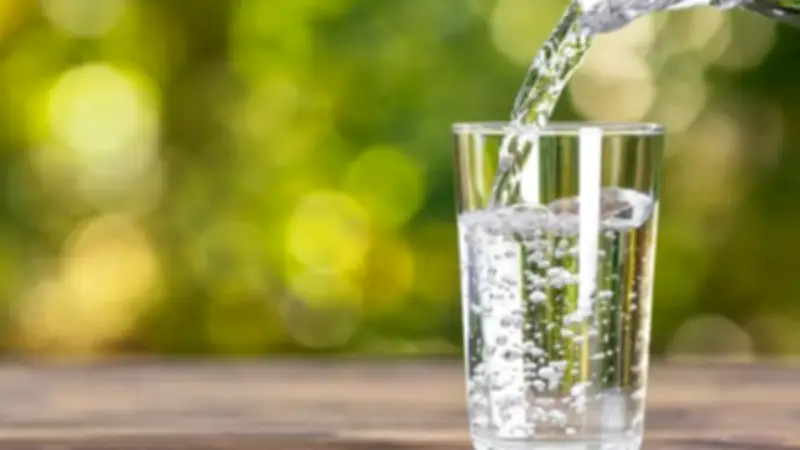 شرب المياه المبردة بكثرة قد يشكل خطرا على صحتك في الصيف