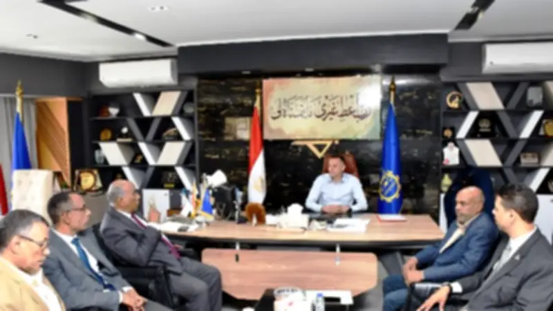 محافظ أسوان يلتقي نواب البرلمان لتعزيز التعاون وتلبية مطالب المواطنين