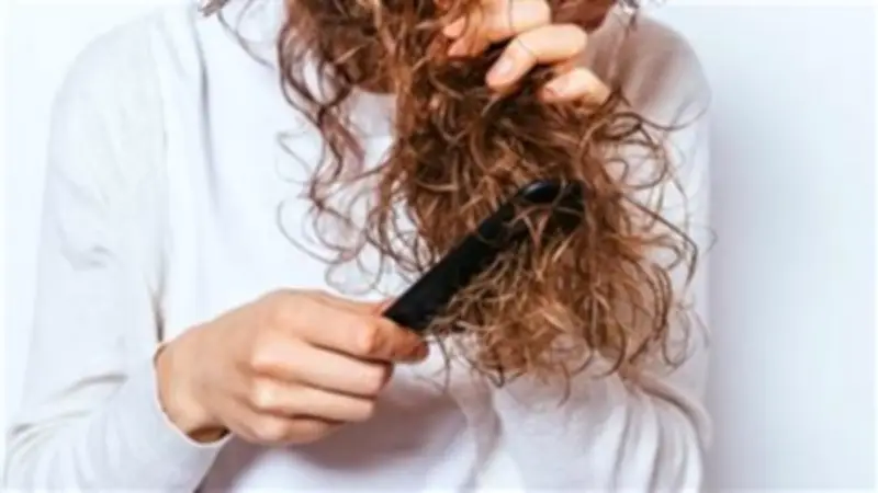 وصفة طبيعية سريعة المفعول لفك تشابكات الشعر