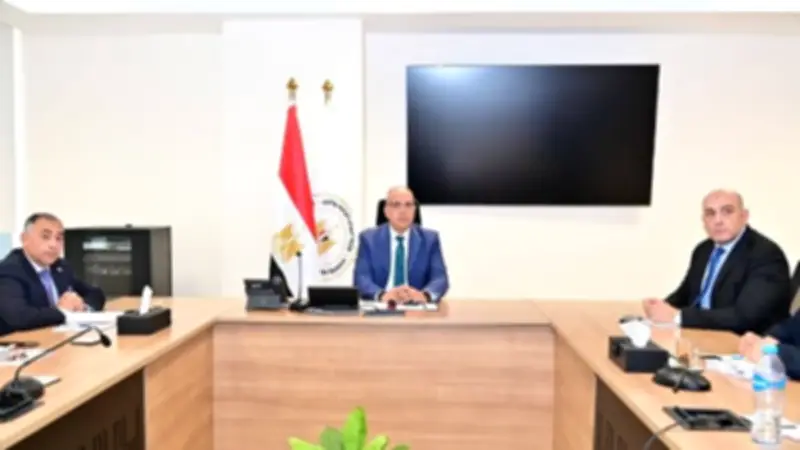 وزير الري يبحث إجراءات الحفاظ على المنشآت المائية التاريخية