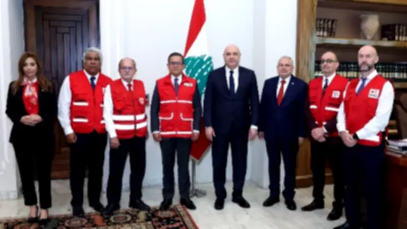 عون يطالب إسرائيل باحترام القانون الدولي والكف عن استهداف المدنيين