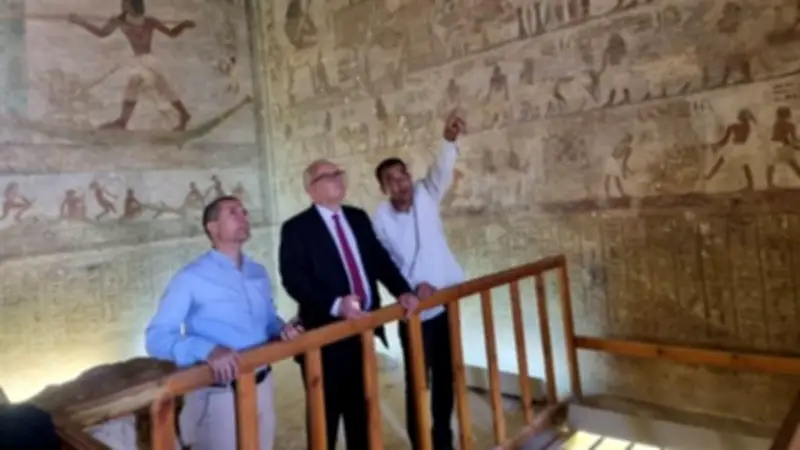 السفير السويدي يزور دير جبل الطير وآثار بني حسن لترويج السياحة بالمنيا