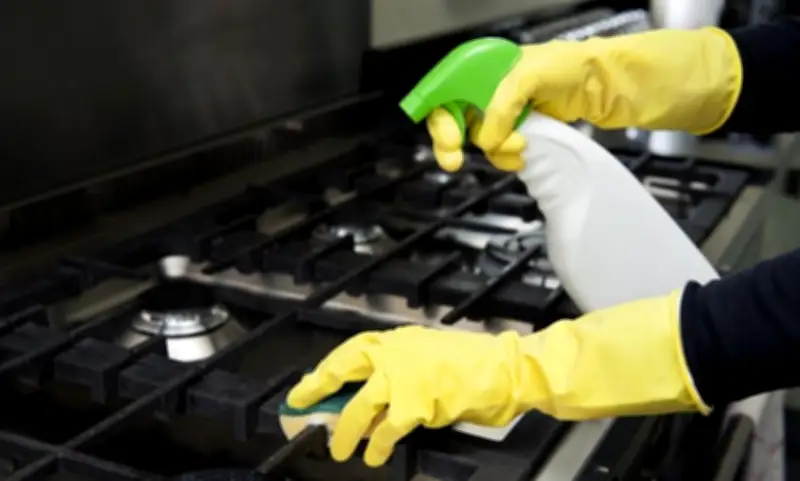 حلول سريعة لإزالة الدهون من فرن البوتاجاز بطرق طبيعية وفعالة