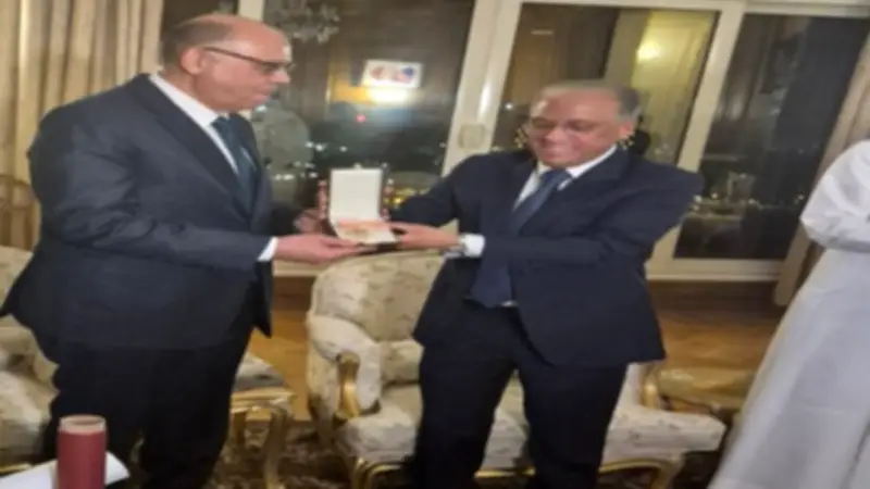 الملك محمد السادس يمنح السفير ياسر عثمان الوسام الملكي من درجة قائد