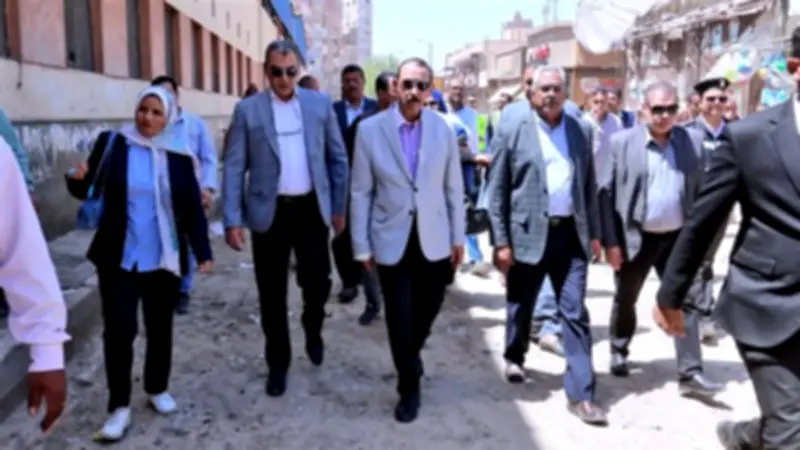 محافظ سوهاج يرفض مغادرة قرية بيت علام قبل التأكد من سلامة المياه (فيديو)