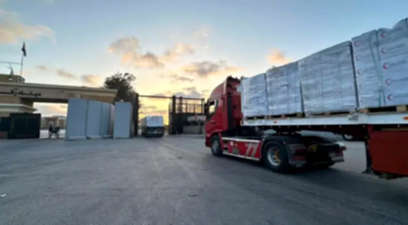 غذاء وأدوية.. الهلال الأحمر المصري يطلق قافلة مساعدات جديدة إلى غزة