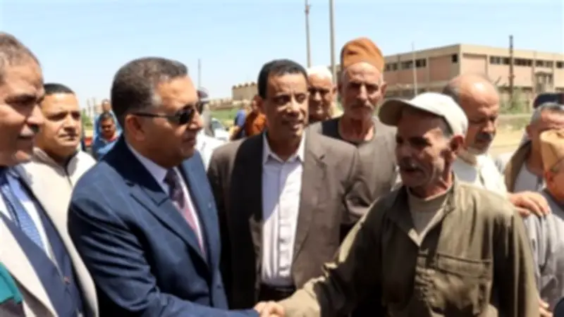 محافظ القليوبية يتفقد حصاد القمح في قها ويشيد بجودة المحصول