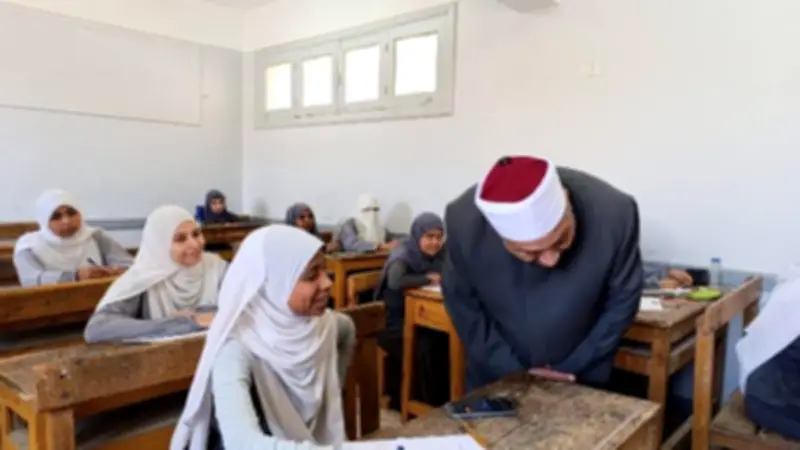 القائم بعمل وكيل الأزهر يتفقد امتحانات النقل بأسوان ويطمئن على سيرها