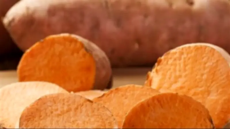 البطاطا الحلوة المشوية أم المسلوقة: أيهما أفضل للصحة؟ أخصائي تغذية يجيب