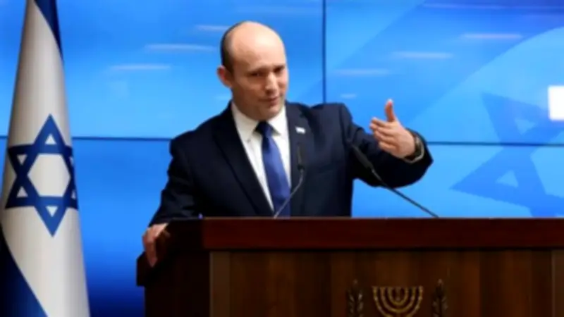 بينيت يهاجم نتنياهو: جيش الاحتلال أصبح هدفًا سهلاً لإيران وحزب الله