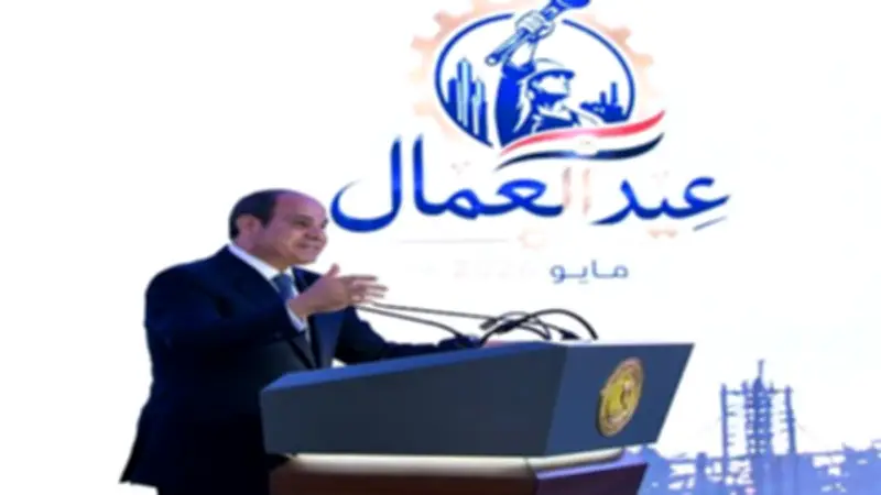السيسي يكرم قيادات عمالية في احتفال عيد العمال بمصنع نيرك