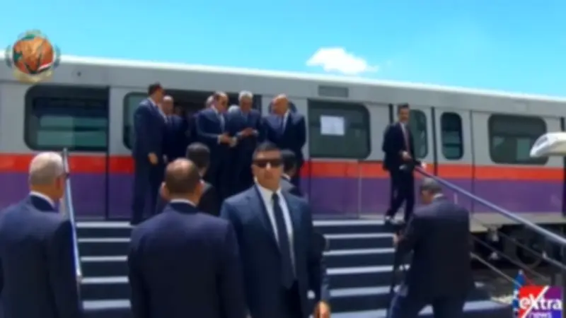 الرئيس السيسي يتفقد عربة مترو بمصنع نيرك في احتفالية عيد العمال