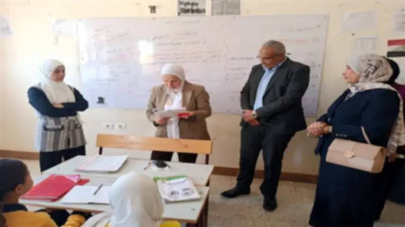 وكيل تعليم القاهرة تتابع مراجعات الشهادة الإعدادية بمدرسة تحيا مصر