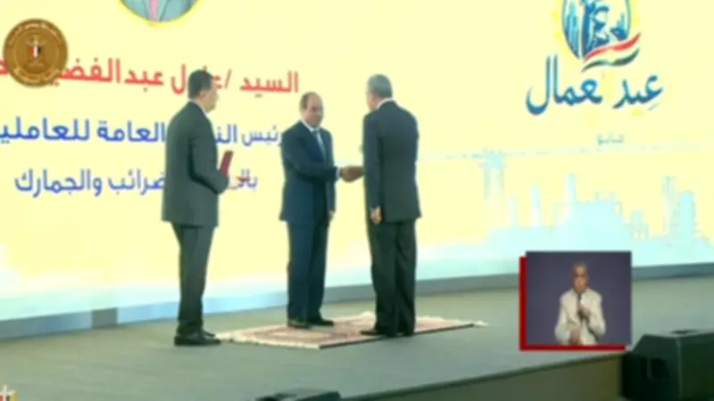 الرئيس السيسي يكرم قيادات عمالية بوسام العمل في احتفال عيد العمال