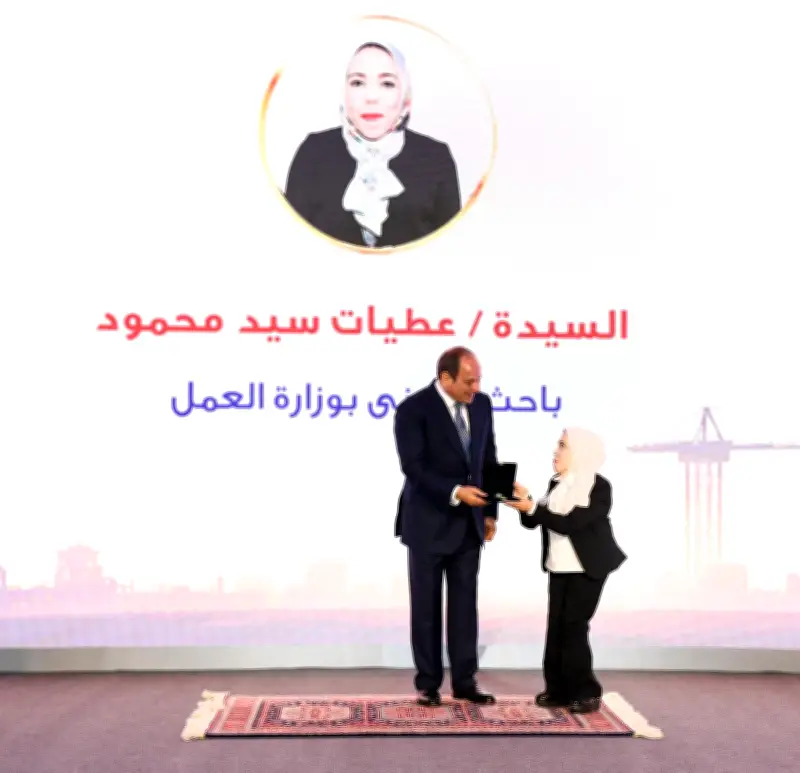 الرئيس السيسي يكرم نخبة من عمال مصر خلال احتفالية عيد العمال