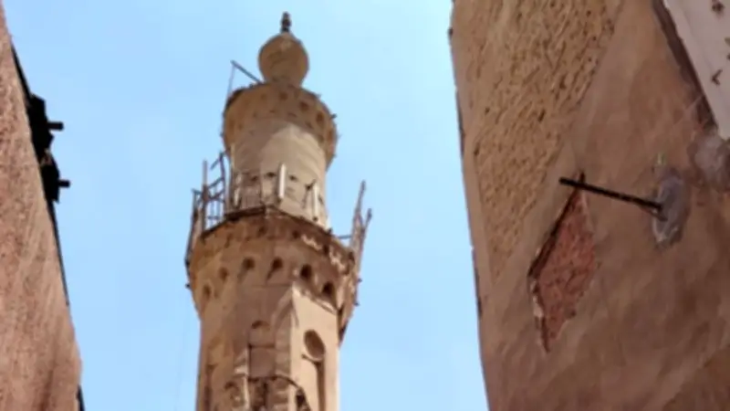 شروخ وانهيار جزئي بمئذنة مسجد جوهر المعيني.. والأوقاف تتعاقد مع شركة ترميم