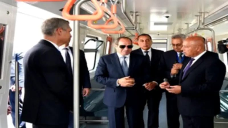 السيسي يتفقد عربة مترو بنيرك ويصطحب العمال في صورة تذكارية