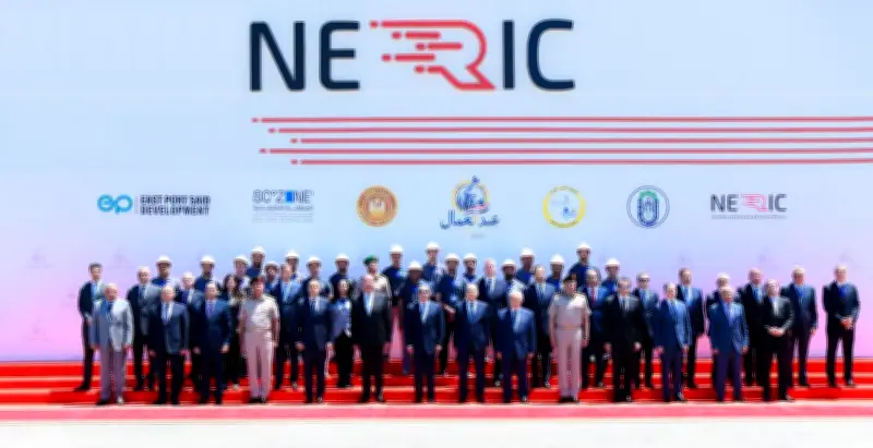 صورة تذكارية للرئيس السيسي مع عمال مصر في عيدهم