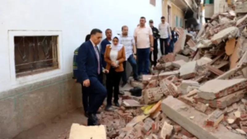 محافظ القليوبية يتفقد موقع انهيار منزل بخمسة طوابق في كفر الحمام