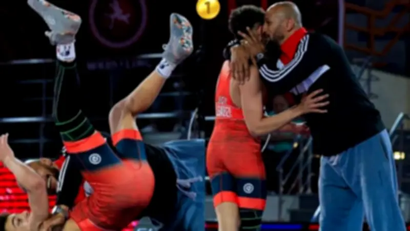 كرم جابر يحتفل بذهبية إفريقيا لابن شقيقه في المصارعة