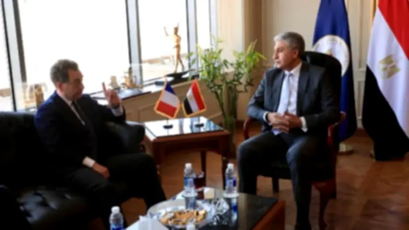 وزير السياحة والآثار يبحث مع سفير فرنسا تعزيز التعاون المشترك