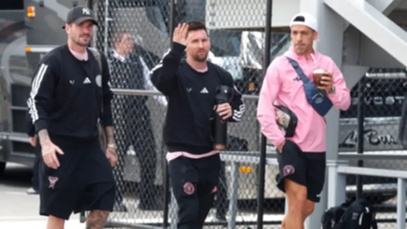 بالفيديو.. ميسي يفاجئ لاعبي كورنيلا برسالة دعم في غرفة الملابس