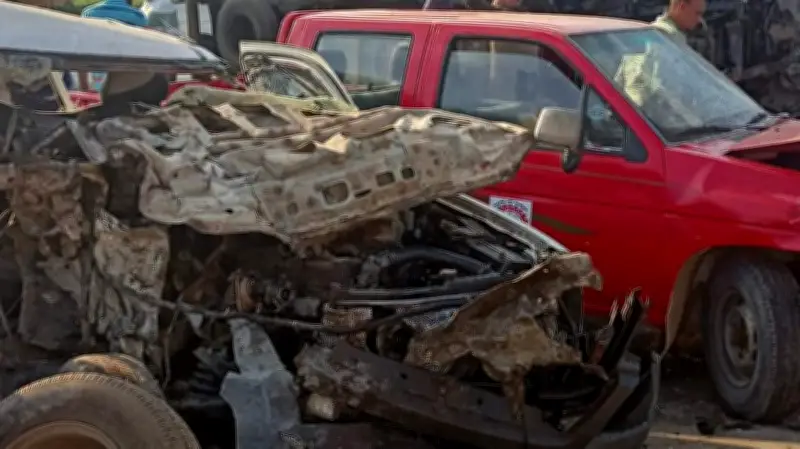 حادث مروع بمؤسسة الزكاة.. ميكروباص يدهس المارة ويقتحم محل كبابجي