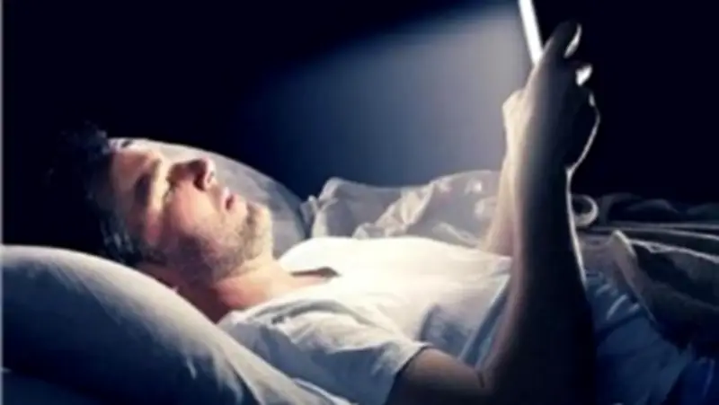 "ستايل بوك" يكشف: شاشات الموبايل تؤثر على الأعصاب مثل السم وتسرق الحياة الواقعية