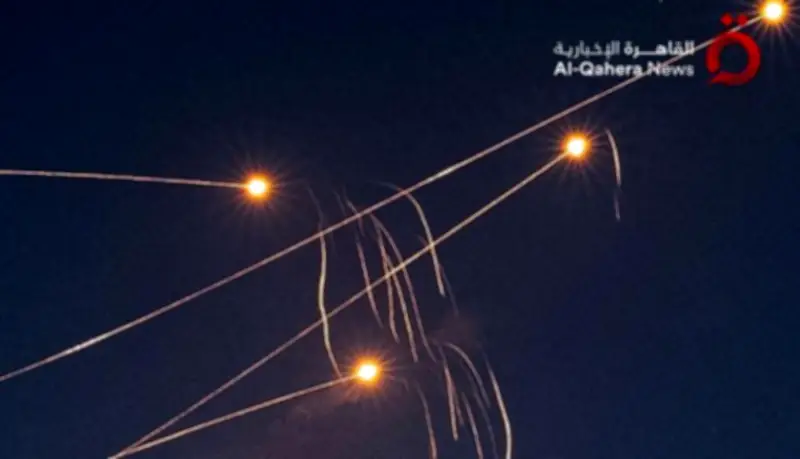 إيران تعلن اشتباك دفاعاتها الجوية مع مسيرات وطائرات استطلاع فوق طهران