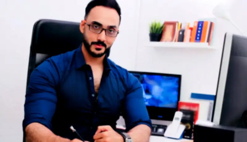 هل الامتناع الكامل عن بعض الأطعمة يعد نظاما غذائيا صحيا؟ اعرف الصحة من معتز القيعي