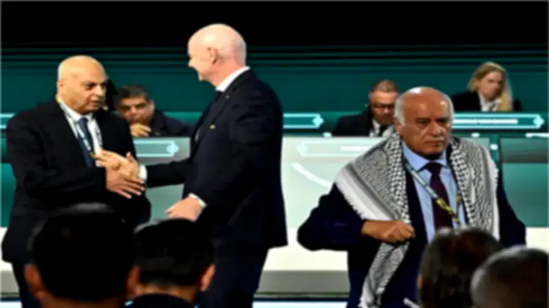 الرجوب يرفض مصافحة مسؤول إسرائيلي في مؤتمر الفيفا ويحرج إنفانتينو