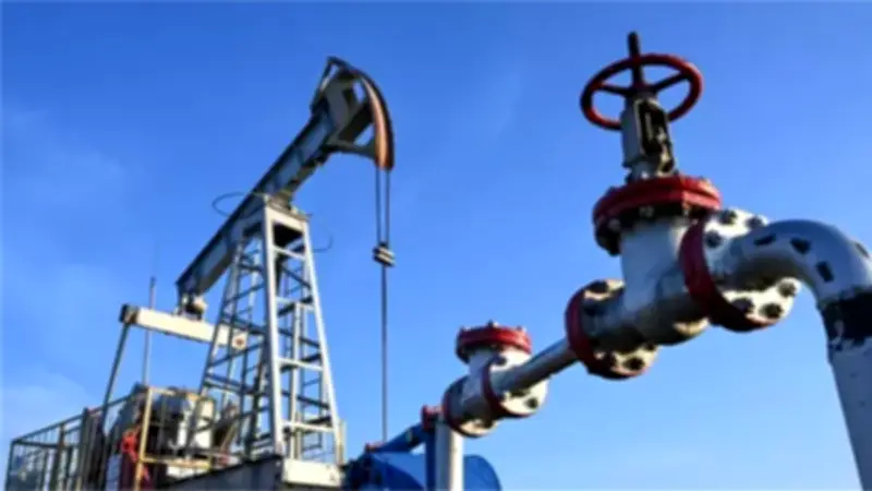 قفزة حادة في أسعار النفط مع تصاعد المخاطر الجيوسياسية وتهديدات الإمدادات