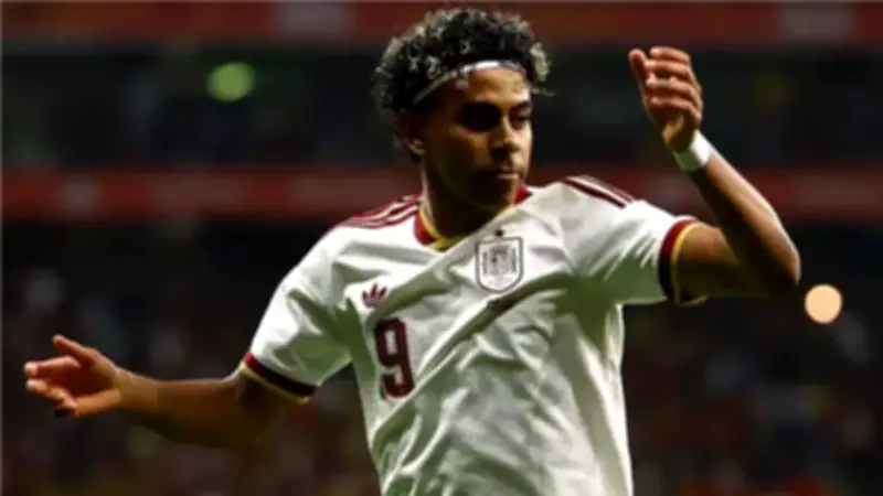 لامين يامال يغادر الملعب غاضبًا بعد هتافات عنصرية ضد مصر في برشلونة