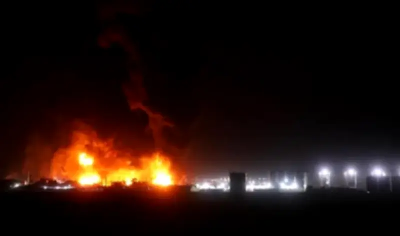 هجوم بطائرات مسيرة يستهدف خزانات وقود بمطار دولة عربية ويشعل أزمة أمنية