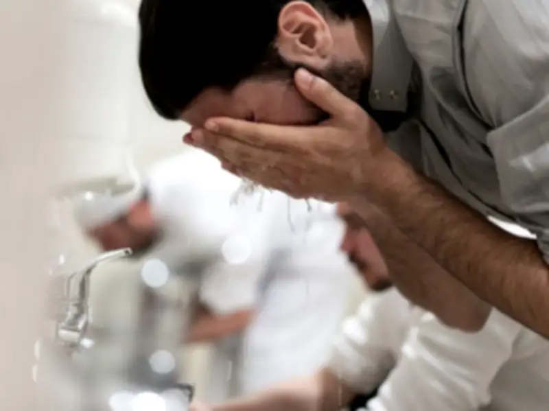 حكم قول "زمزم" بعد الوضوء: بين السنة والبدعة في العبادات الإسلامية