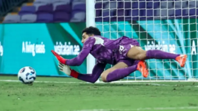 أمير هشام يصف مصطفى شوبير بـ"البطل" بعد أدائه المميز أمام إسبانيا