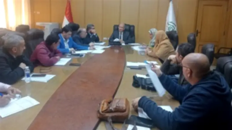 الفيوم تبحث رفع كفاءة وصيانة الطرق ضمن خطة المحافظة لتحسين البنية التحتية