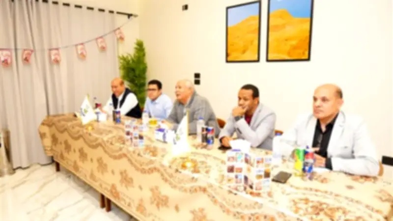 محافظ مطروح يبحث مع مستثمري سيوة تنشيط السياحة وتخصيص خط طيران مباشر