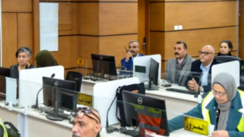 محافظ الإسكندرية يراقب من غرفة الأزمات تداعيات التقلبات الجوية على مدار الساعة