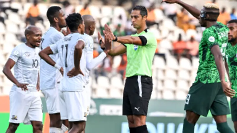 حكم مصري يدير صدام اتحاد العاصمة الجزائري وأولمبيك آسفي المغربي في الكونفيدرالية