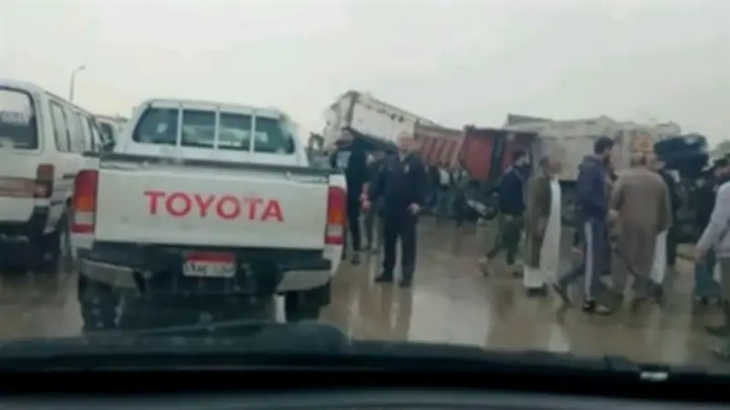 انقلاب مقطورة نقل ثقيل على الصحراوي بالإسكندرية بسبب سوء الأحوال الجوية وإصابة شخص