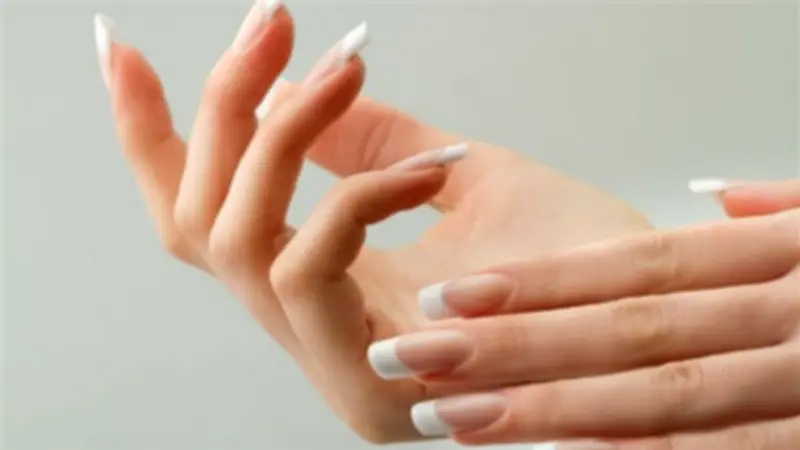 علاج اصفرار الأظافر: وصفات طبيعية وروتين أسبوعي مضمون النتائج