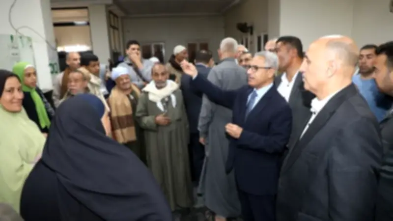 محافظ بني سويف يستمع لشكاوى المواطنين ويوجه بتسجيل بياناتهم للمتابعة